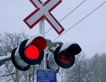 Signal rouge clignotant d’un passage à niveau.